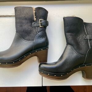 UGG clog Lynnea boots in black leather size 8.